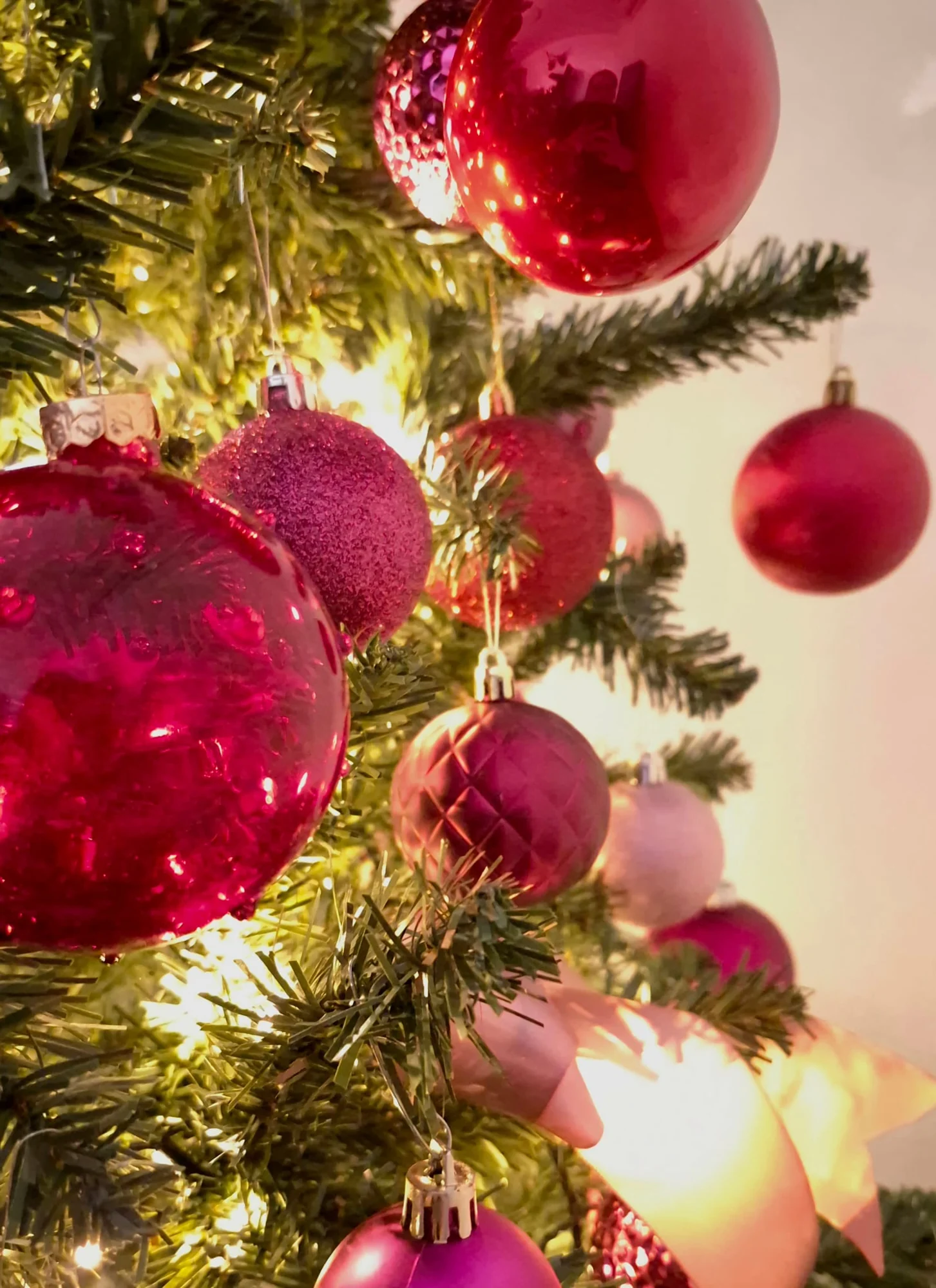 Rosé Lumière, complete tweedehands roze kerstboom met strikken en warme lichtjes, 170 cm