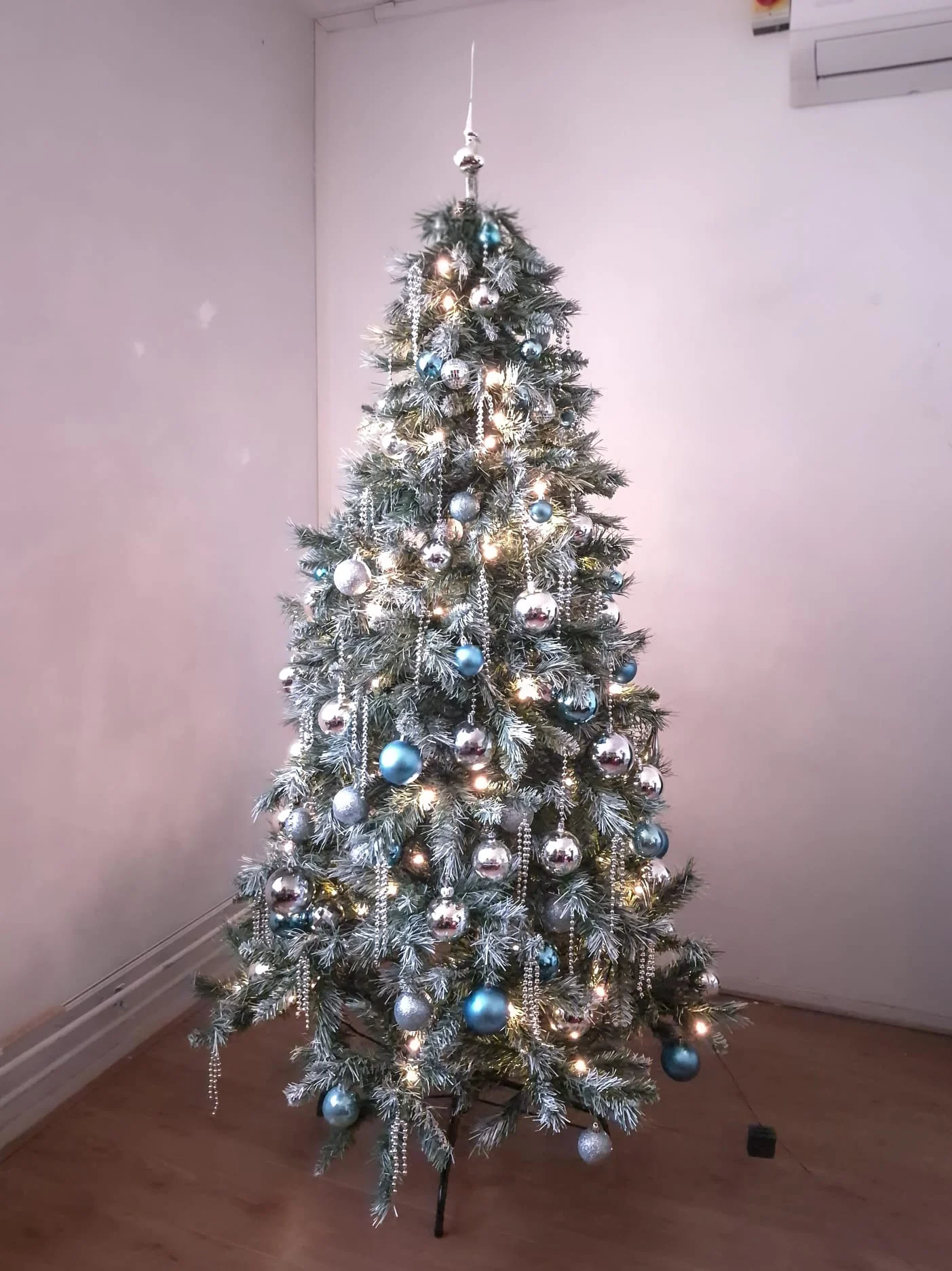 Sapphire Noël, compleet tweedehands gestylde kerstboom in petrolblauw en zilver, 180 cm